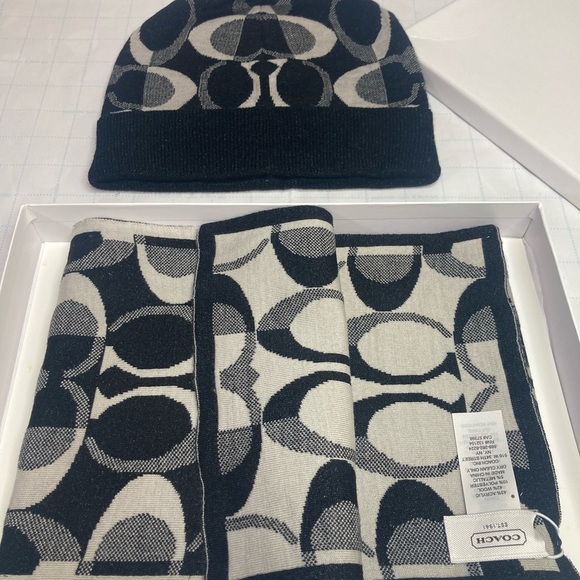 New Authentic Boxed Scarf Hat Coach Black & Gray 2013 Size O/S - Picture 6 of 9